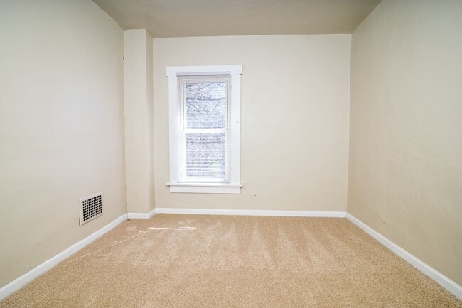Building Photo - 402 Woodland Ave