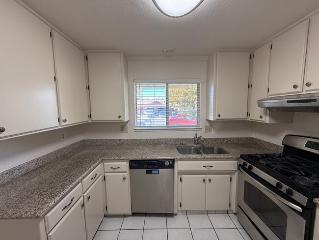 Building Photo - 4-bedroom single story in East Modesto!