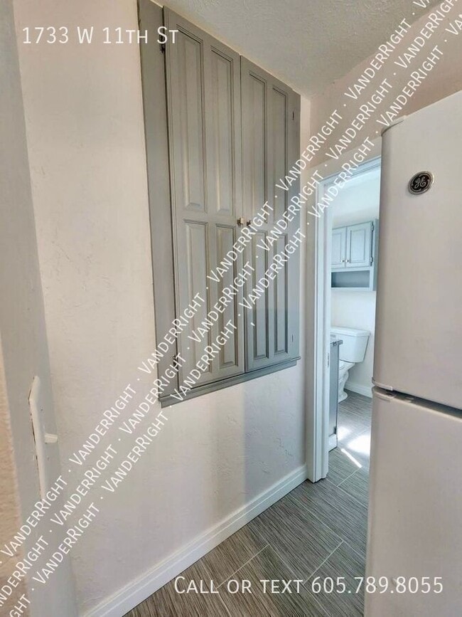 Building Photo - 1733 W 11th St