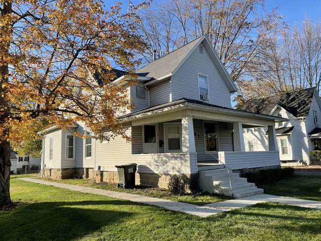 Street view with large front porch - 661 N Washington St