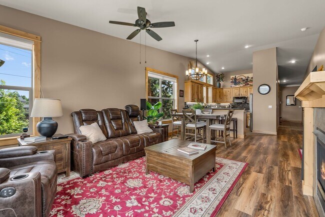 Building Photo - 3 Bed 2.5 bath plus Office/den-Townhome-Ri...