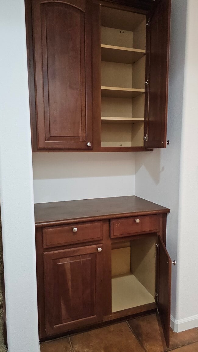 Building Photo - 5012 Crest Dr