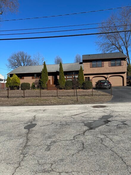 Building Photo - 325 Porter St