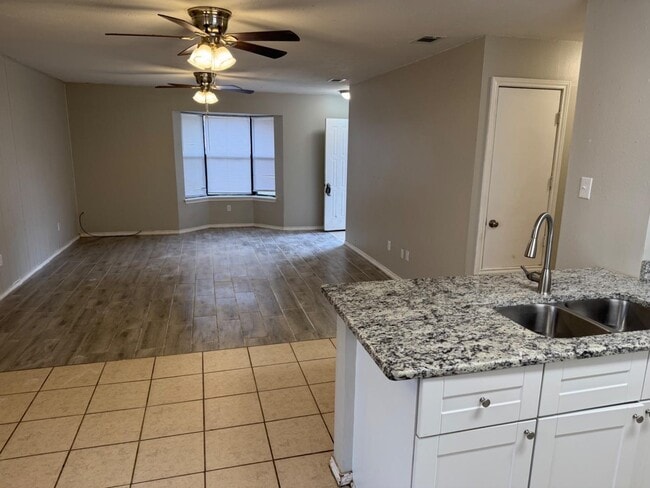 Building Photo - 3923 Stoneridge Dr
