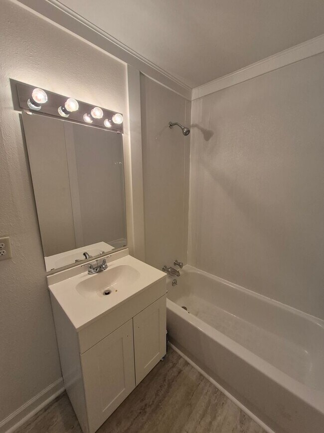 Building Photo - 2 bed, 1 Bath house in Bolivar, Mo! Call Quick!