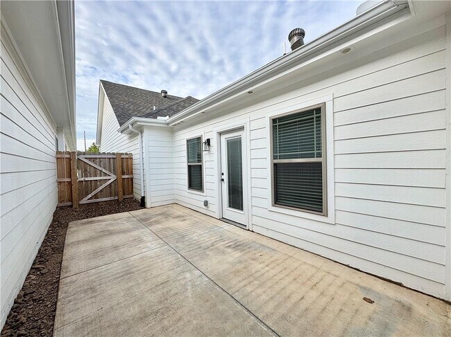 Building Photo - 1015 NE Hts Ln