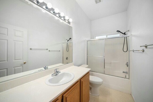 Building Photo - 351 Lark Dr