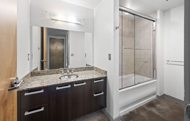 Building Photo - Awesome 1BE/1BA Condo in the Gulch w/2-res...