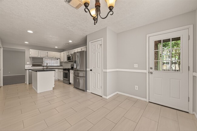 Building Photo - 27 Lush Meadow Pl