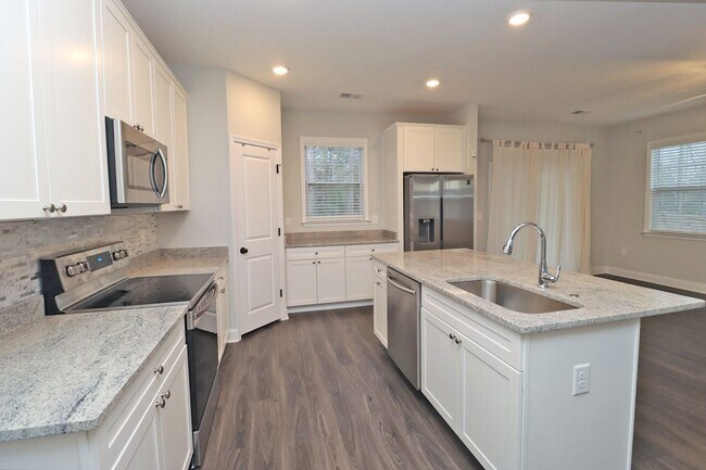 Building Photo - Fabulous 4 bedroom 2.5 Bath House ~ Minutes to Fort Jackson ~ Available June 2026!