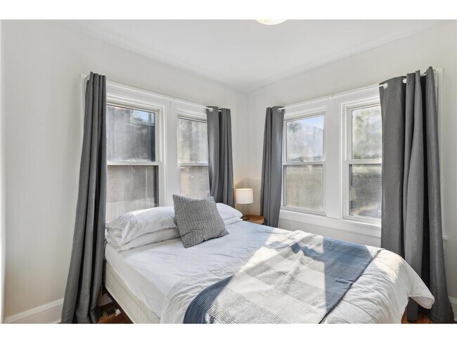 Building Photo - 955 17th Ave SE