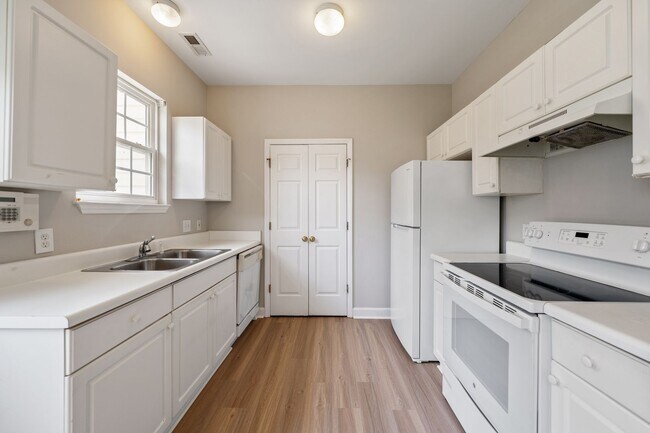 Building Photo - Available Early June! Renovated 3 bedroom 2.5 bath End Unit in NE Raleigh