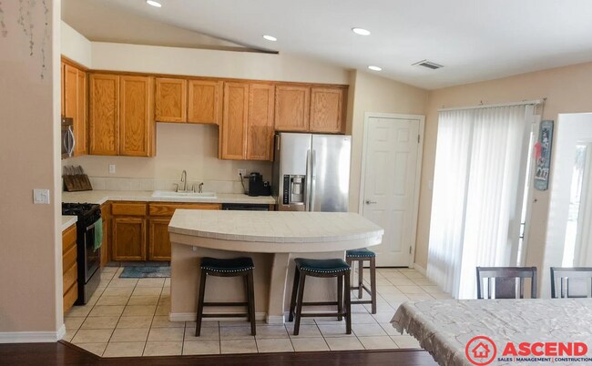 Building Photo - Spacious 3BD/2BA Home in Bakersfield's 93313 Area — Fully Equipped, Pets Welcome!
