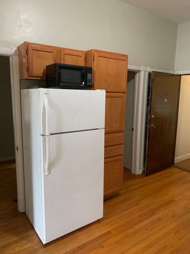 Building Photo - 858 N Ashland Ave