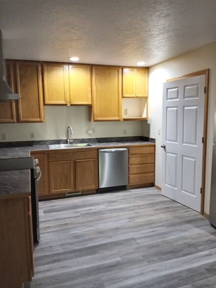 Kitchen - 1605 Cedar St