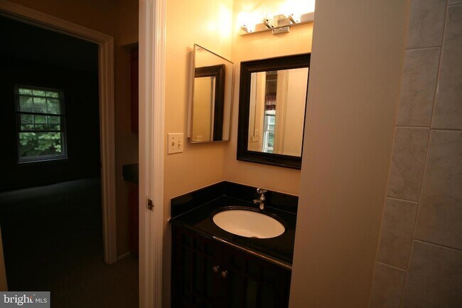 Building Photo - 512 Suffield Dr