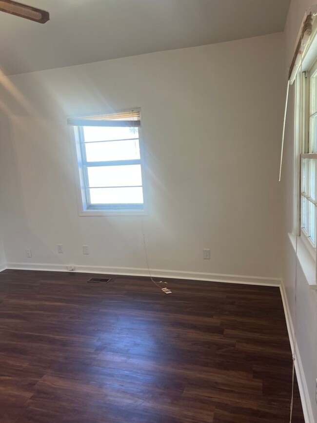 Building Photo - 1 month free with 13 month lease- East Nas...