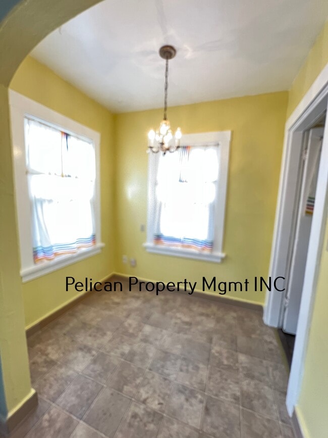 Building Photo - 327 Jefferson St