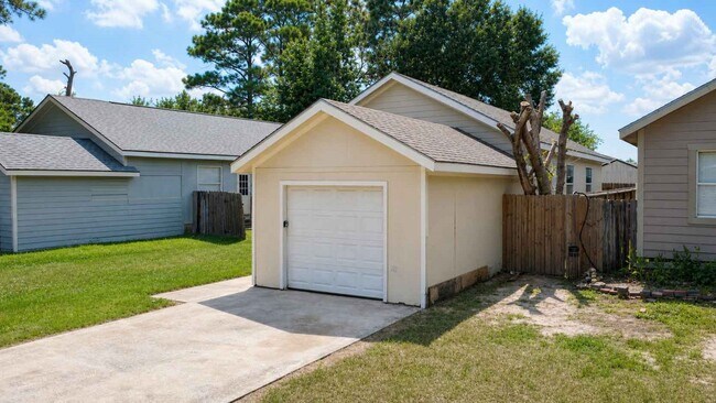 Building Photo - 11919 Kingslake Forest Dr