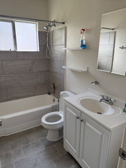 Building Photo - 2140 Beachwood Dr