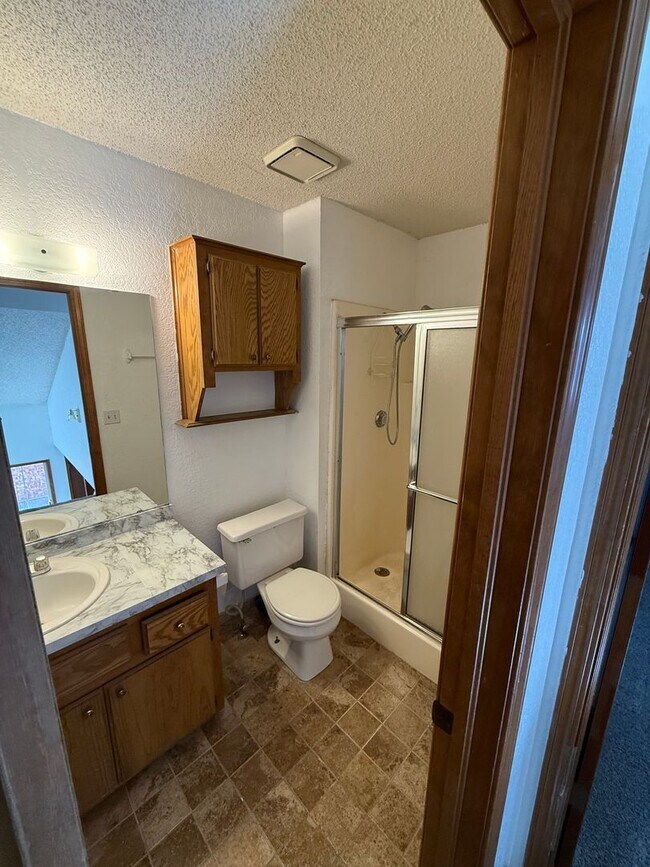 Building Photo - 3 bedroom 2.5 bath, 2 car garage off Easte...