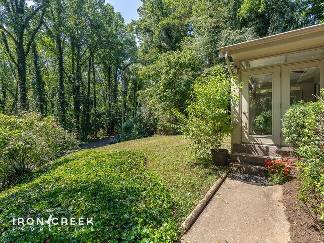 Building Photo - Mountain Retreat with Sunroom & Blue Ridge...