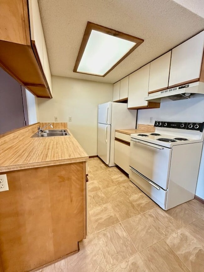 Building Photo - ONTARIO - 2 Bedroom Move-In Ready!