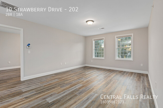 Building Photo - 10 Strawberry Dr