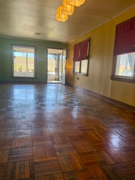 Huge picture window for tons of natural light - 3311 River Rd