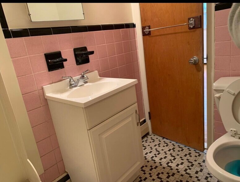 Building Photo - 205 Robbins St