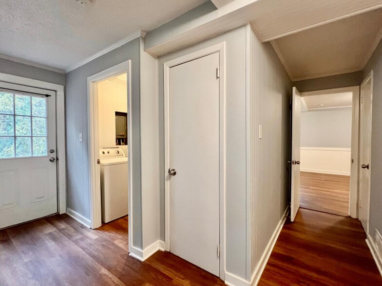 Building Photo - 5615 Southampton Rd