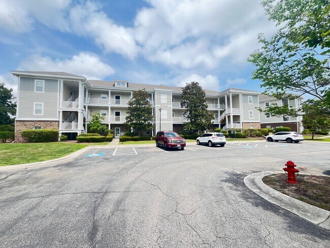 Building Photo - First Floor, 2 Bedroom, 2 Bath Condo with Screened Patio! Community Pool! Available Now!