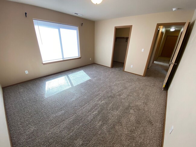 Building Photo - 4 Bed, 2 Bath Home!