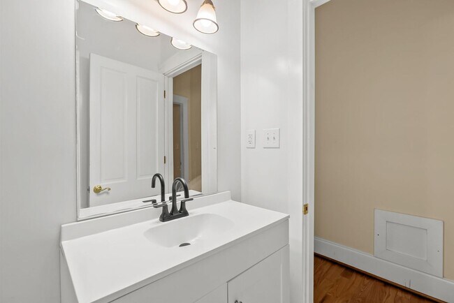 Building Photo - 403 Dinwiddie St