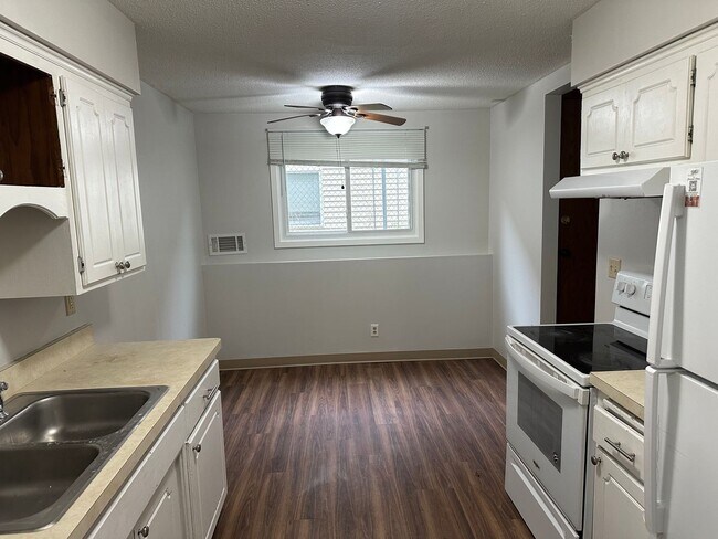 Building Photo - 1 bedroom 1 Bathroom Lower of Level Duplex...