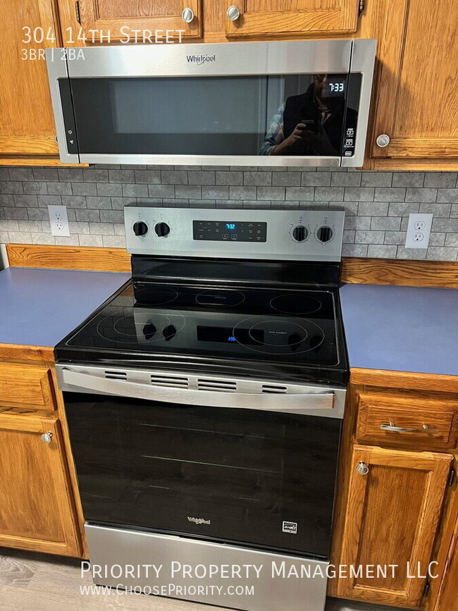 Building Photo - 304 14th St