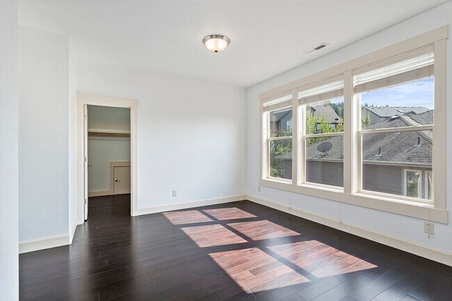 Building Photo - Stunning Large Home with 3 primary bedrooms + Tons of Amenities, Amazing Backyard !