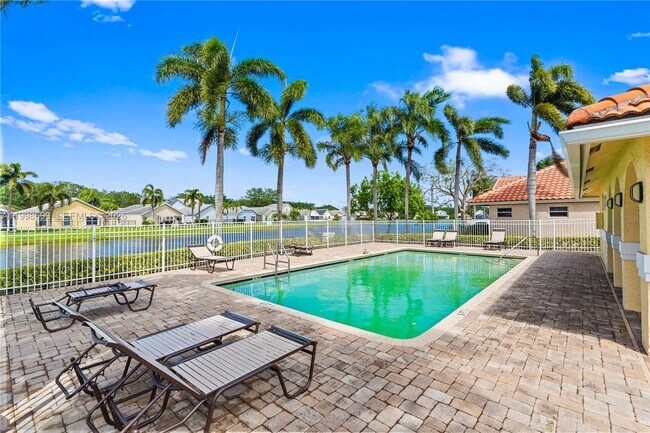 Building Photo - 9081 Lake Park Cir N