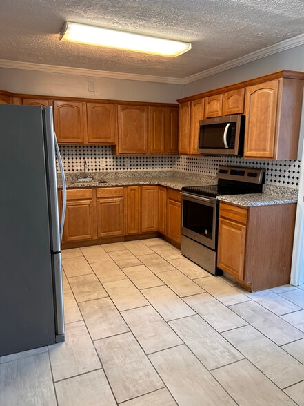 Building Photo - 821 Lannerton Rd