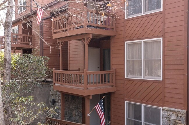 Building Photo - Lake Toxaway Condo