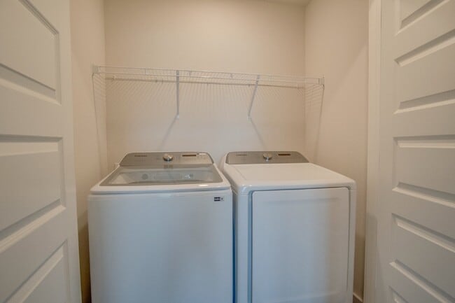 Building Photo - Spacious North Pensacola Townhome Featuring Modern Finishes, Granite Kitchen, Private Garage, Com...