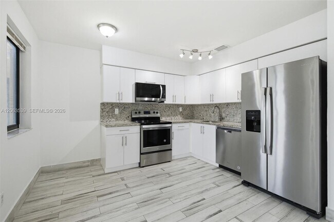 Building Photo - 2627 SW 29th Ave