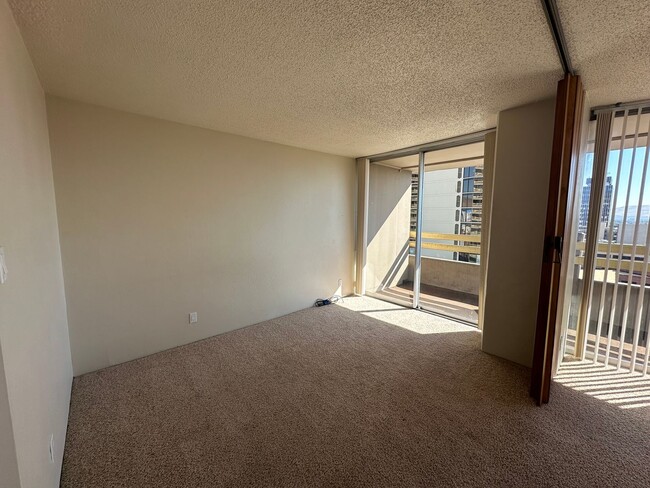 Building Photo - 1 bed, 1 bath in the heart of Downtown Reno!