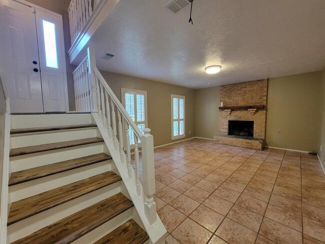 Building Photo - 3222 River Valley Dr