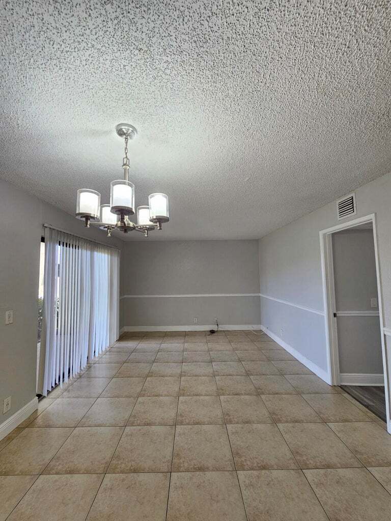 Building Photo - 1453 Lake Crystal Dr