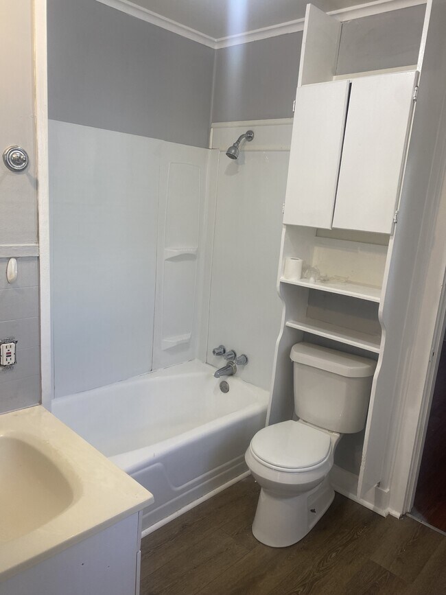 Building Photo - 922 W Cedar St