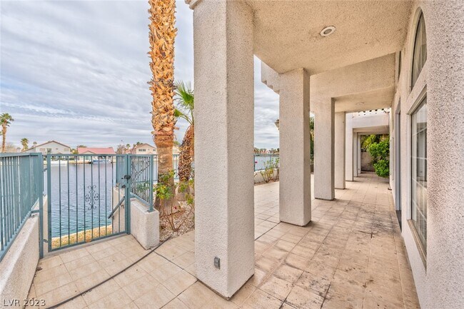 Building Photo - 2740 N Lakecrest Dr
