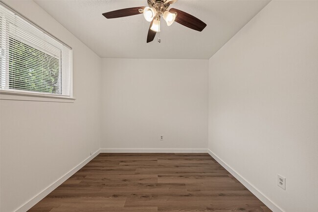 Building Photo - 313 Stratmore Dr