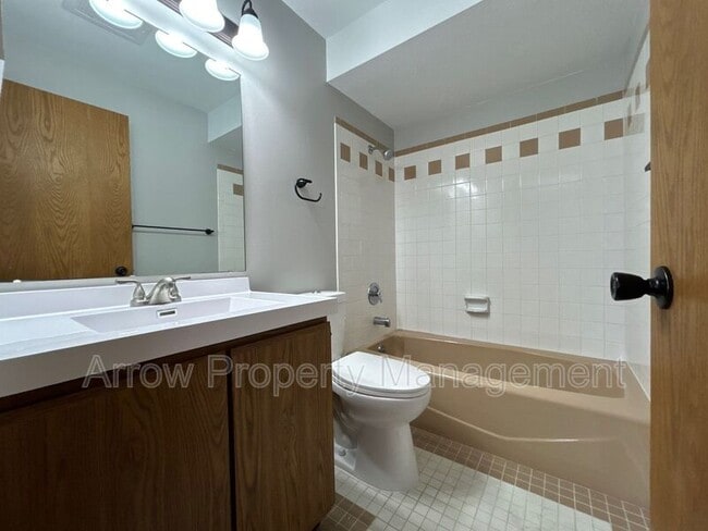 Building Photo - 208 E 5th St