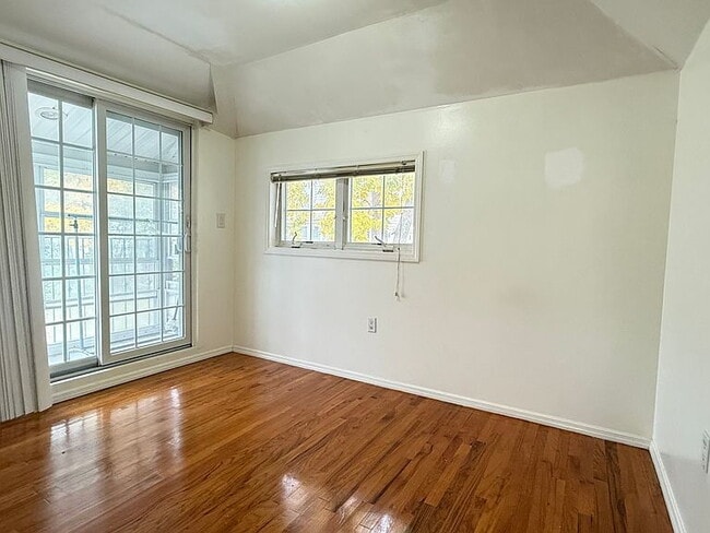Building Photo - "Charming 2-Bedroom Retreat in Douglaston – Cozy Comfort with 710 Sq Ft of Living Space!"